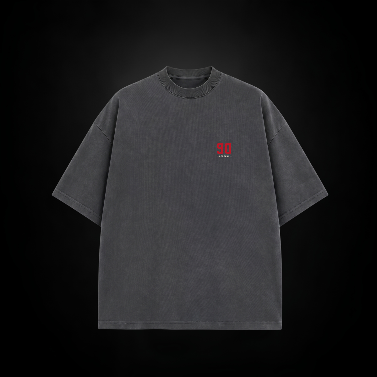 CERTANU Oversized Fußball T-Shirt in Anthrazit mit roter Nummer 90 und CERTANU Logo auf der Brust – Premium Football Streetwear in Frontansicht.