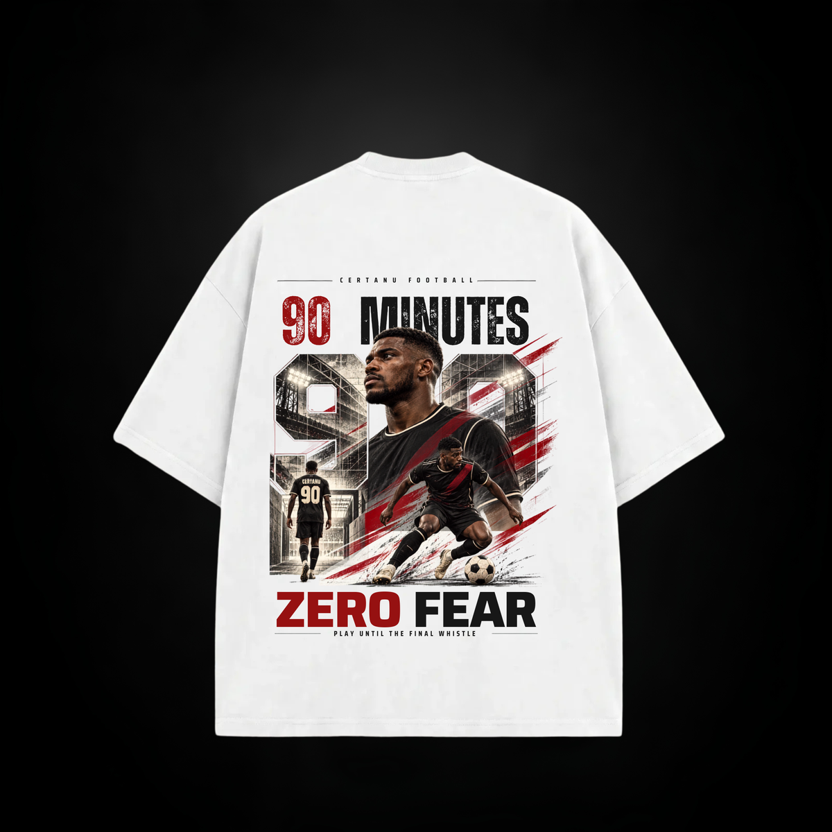 CERTANU Oversized Fußball T-Shirt in Weiß mit 90 Minutes Zero Fear Rückenprint, Fußballspieler und Stadionmotiv – Premium Football Streetwear.