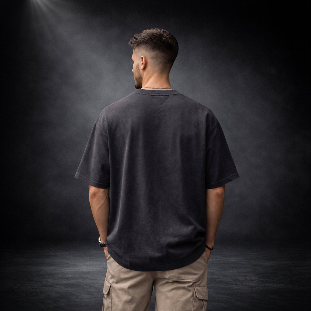 Oversized schwarzes T-Shirt für Herren von CERTANU, Rückansicht auf Model, dunkler Studiohintergrund, minimalistisches Premium Streetwear Design