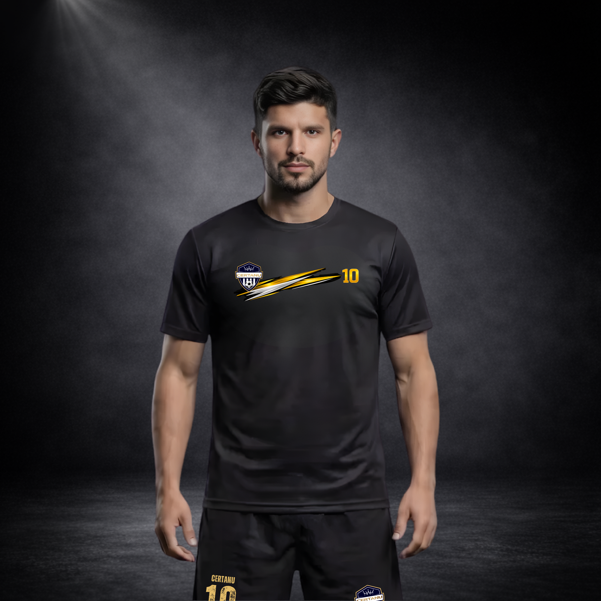 Männliches Model in schwarzem Fußball-Outfit trägt ein Trikot mit CERTANU-Logo, dynamischem goldenen Streifen-Design und Nummer 10 auf der Brust, kombiniert mit passenden Shorts, vor dunklem Studio-Hintergrund mit Spotlight