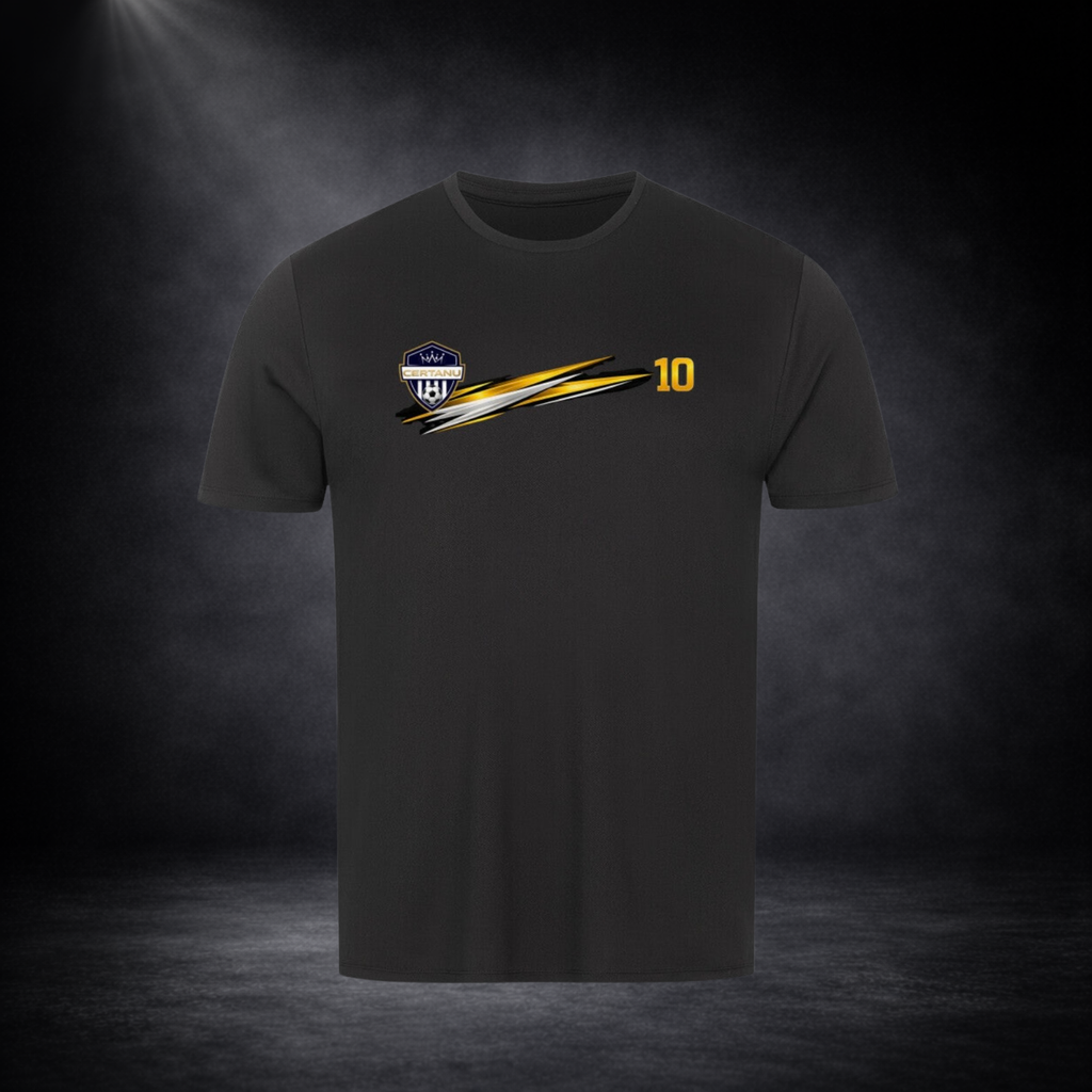Schwarzes T-Shirt mit CERTANU-Logo auf der Brust, dynamischen gold-weißen Linien und der Zahl „10“, präsentiert vor dunklem Studio-Hintergrund mit Spotlight-Effekt