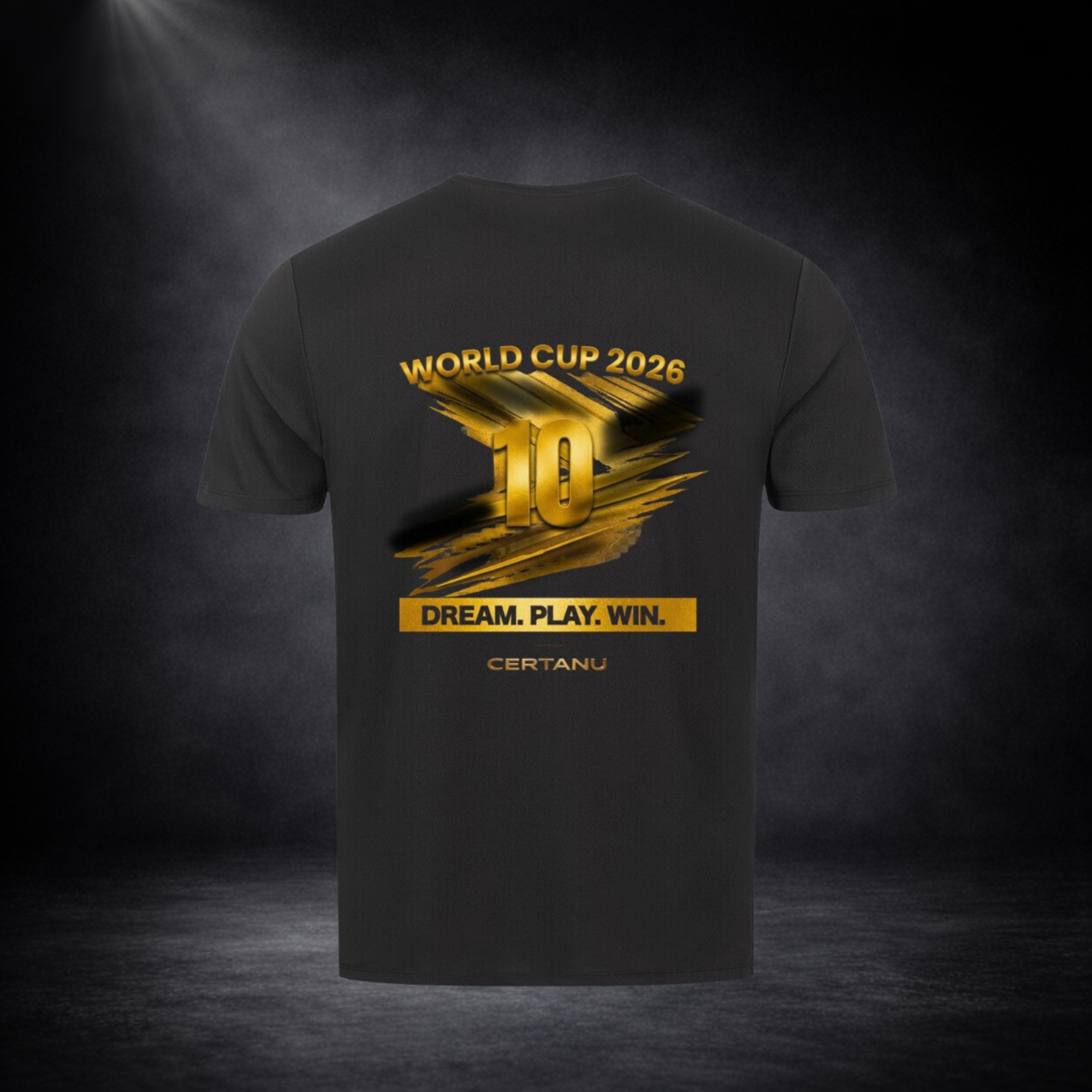 Schwarzes T-Shirt mit goldfarbenem Rückendruck: „WORLD CUP 2026“ über einer großen Zahl „10“, darunter „DREAM. PLAY. WIN.“ und CERTANU-Branding, inszeniert vor dunklem Studio-Hintergrund mit Spotlight