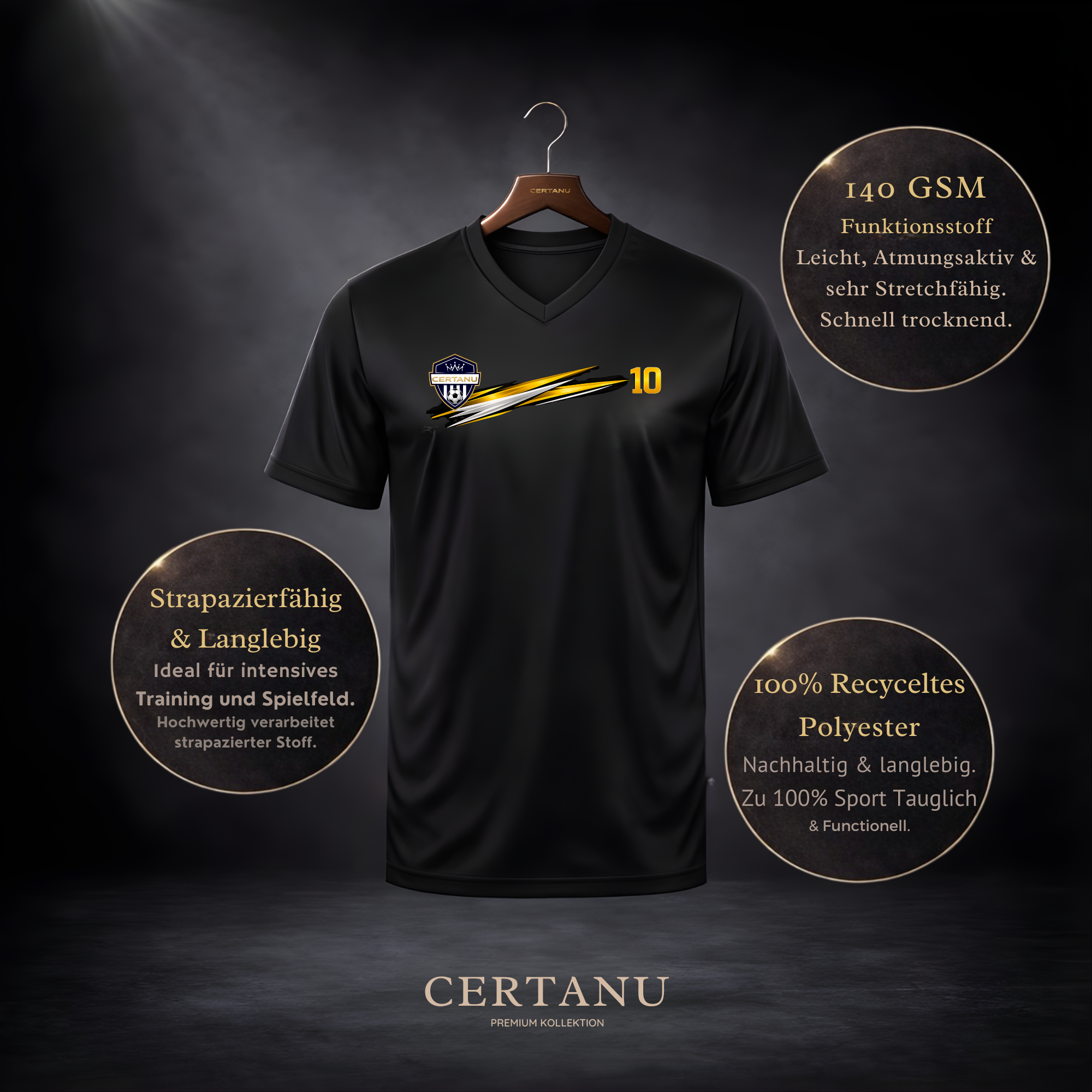 Schwarzes CERTANU Sport-T-Shirt mit Brustlogo, dynamischen gold-weißen Linien und der Zahl „10“, präsentiert auf Kleiderbügel vor dunklem Studio-Hintergrund; Infografik-Elemente zeigen Eigenschaften wie 140 GSM Funktionsstoff, atmungsaktiv, schnell trocknend und aus 100 % recyceltem Polyester