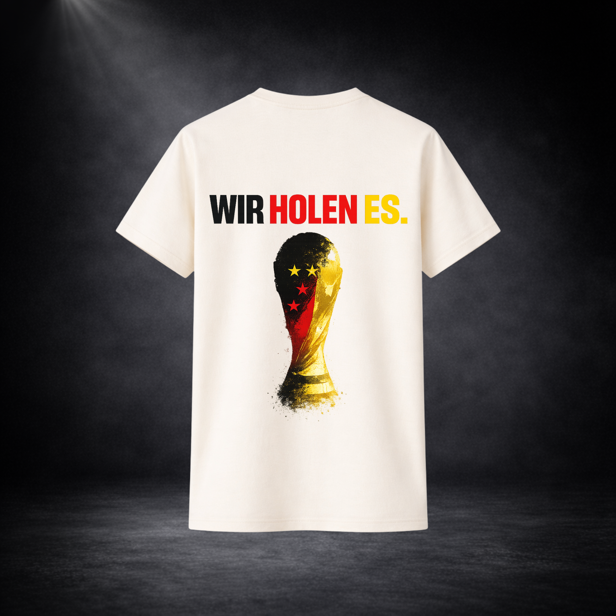 Rückseite eines beigen Deutschland Fan T-Shirts mit „Wir holen es.“ Schriftzug in Schwarz-Rot-Gold und stilisiertem WM-Pokal Motiv, Fußball WM 2026 Design vor dunklem Studio Hintergrund