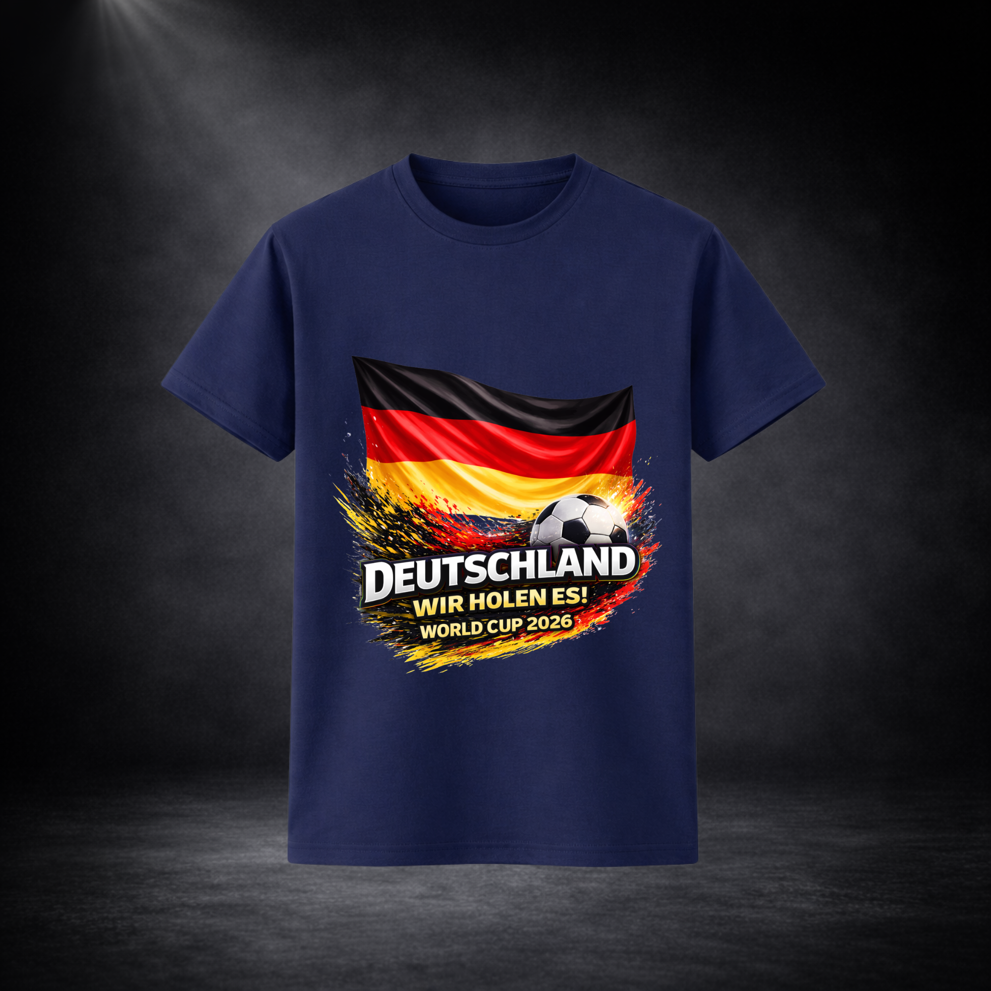 Blaues Deutschland Fußball Fan T-Shirt mit WM 2026 Design, deutsche Flagge mit Ball und Aufdruck „Deutschland Wir holen es“, Herren Shirt Frontansicht auf dunklem Hintergrund, hochwertiger Fanartikel für Fußballfans