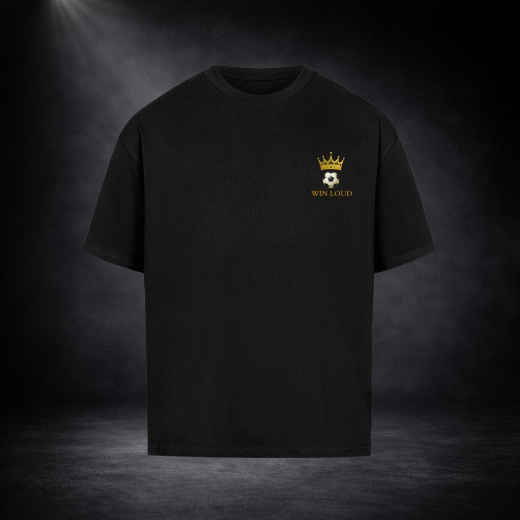 Schwarzes oversized T-Shirt in Frontansicht mit kleinem goldenem Logo auf der Brust (Krone, Fußball und „WIN LOUD“), präsentiert vor dunklem Studio-Hintergrund