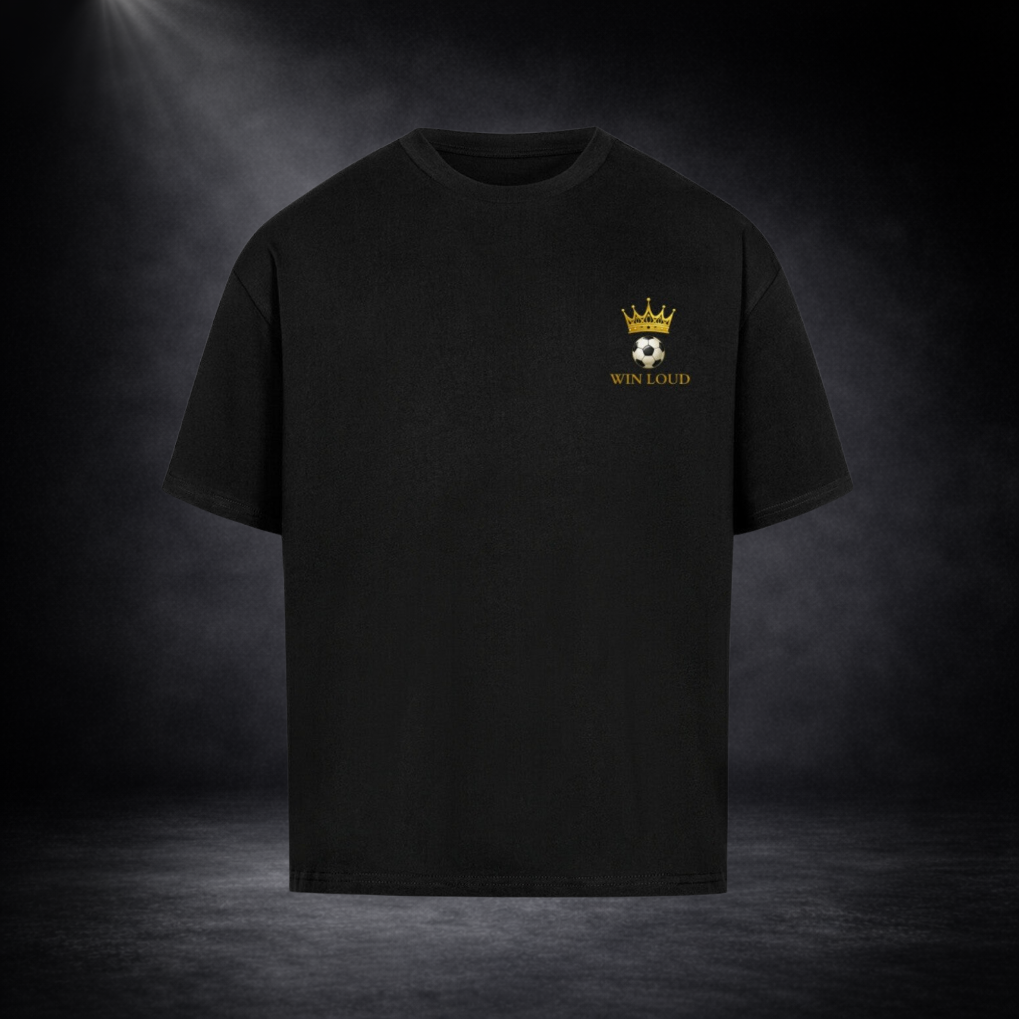 Schwarzes oversized T-Shirt in Frontansicht mit kleinem goldenem Logo auf der Brust (Krone, Fußball und „WIN LOUD“), präsentiert vor dunklem Studio-Hintergrund