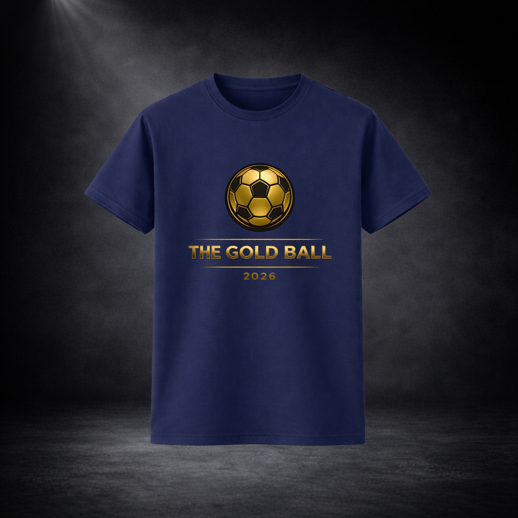 Dunkelblaues T-Shirt mit goldenem Fußball-Logo und dem Schriftzug „THE GOLD BALL 2026“ auf der Vorderseite, freigestellt vor dunklem Studio-Hintergrund mit Spotlight-Effekt