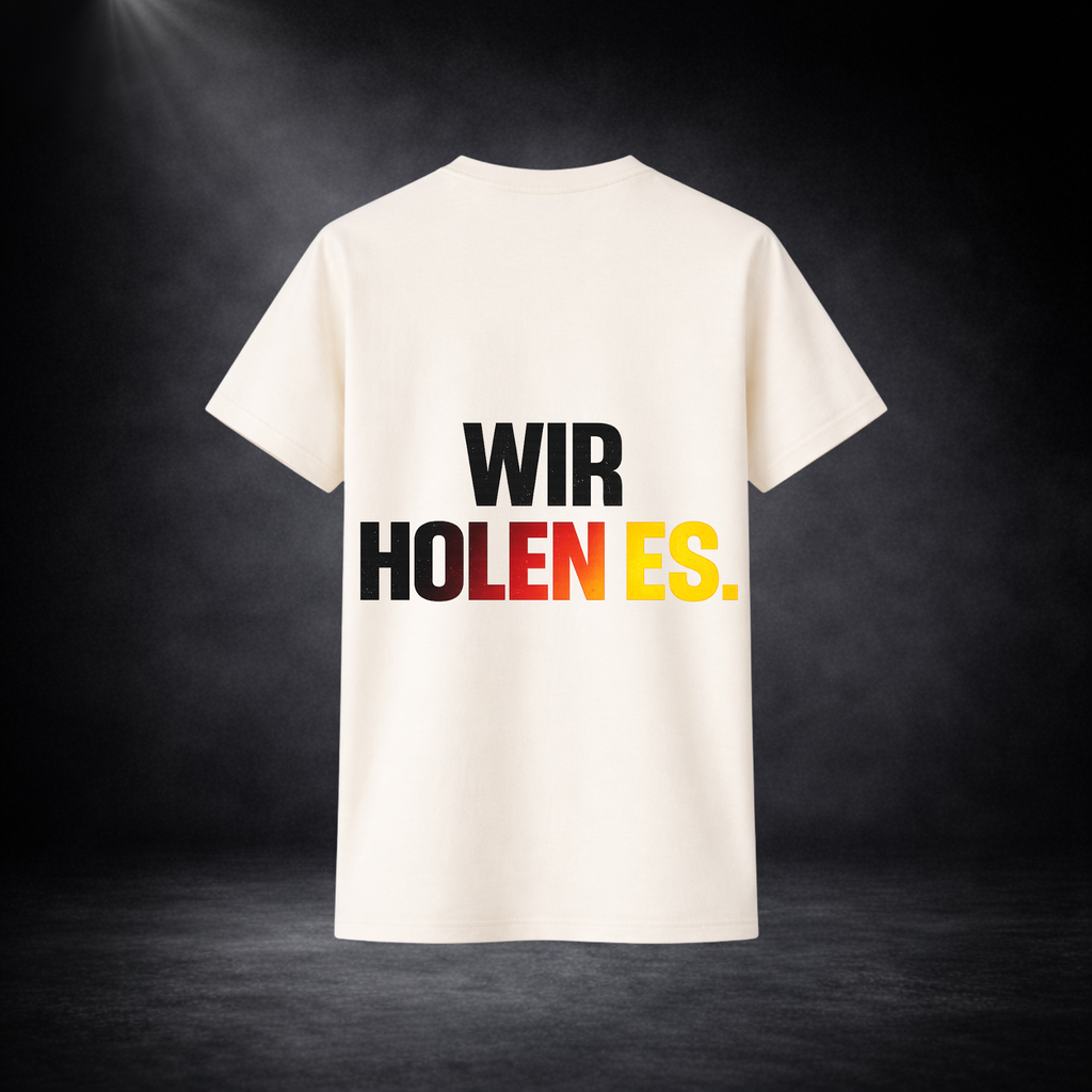 Rückseite eines beigen Deutschland Fan T-Shirts mit großem „WIR HOLEN ES.“ Schriftzug in Schwarz, Rot und Gelb, minimalistisches Fußball WM 2026 Design vor dunklem Studio Hintergrund