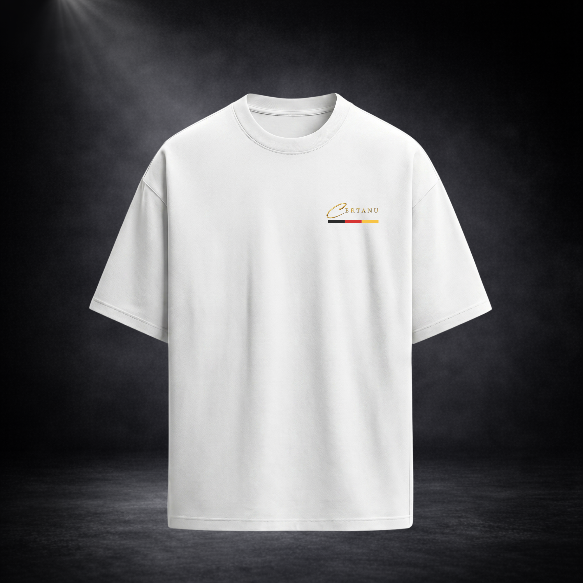 Vorder- und Rückansicht eines schwarzen Oversized CERTANU Football T-Shirts vor dunklem Studiohintergrund mit hochwertiger Premium-Beleuchtung. Die Vorderseite zeigt ein minimalistisches goldfarbenes CERTANU-Logo auf der linken Brust mit dezenten Akzenten in Schwarz, Rot und Gold. Auf der Rückseite befindet sich ein großflächiges Fußball-Design mit einem Spieler im weißen Trikot vor einer Berliner Skyline mit Brandenburger Tor, Fernsehturm und Berliner Dom. Goldene Sterne sowie die Jahreszahlen 1954, 1974, 