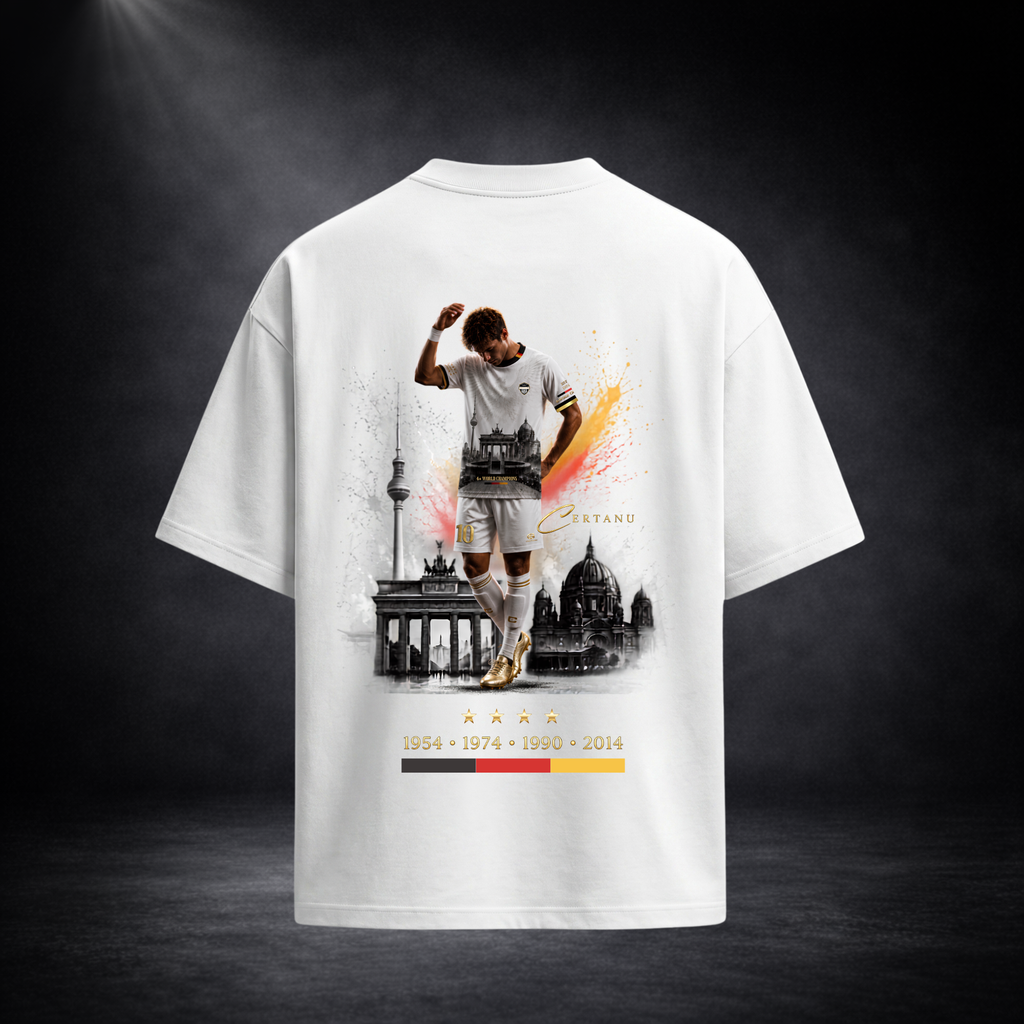 Rückansicht eines weißen Oversized CERTANU T-Shirts vor einem dunklen Premium-Studiohintergrund mit sanfter Spotlight-Beleuchtung. Das großflächige Rückenmotiv zeigt einen Fußballspieler in weißem Trikot und goldenen Schuhen vor ikonischen Berliner Wahrzeichen wie dem Brandenburger Tor, dem Berliner Fernsehturm und dem Berliner Dom. Dynamische Schwarz-Rot-Gold-Farbeffekte symbolisieren die deutschen Nationalfarben und verleihen dem Design eine moderne Streetwear-Ästhetik. Unter dem Motiv befinden sich vier 