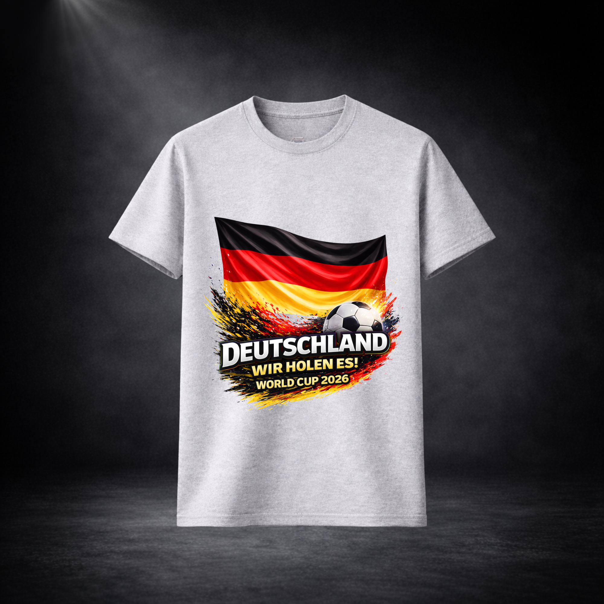 Graues Deutschland Fußball T-Shirt mit Flagge und Schrift „Deutschland – Wir holen es! World Cup 2026“, Herren Fan Shirt mit Fußball Motiv, WM 2026 Fanartikel Frontansicht auf dunklem Studio Hintergrund
