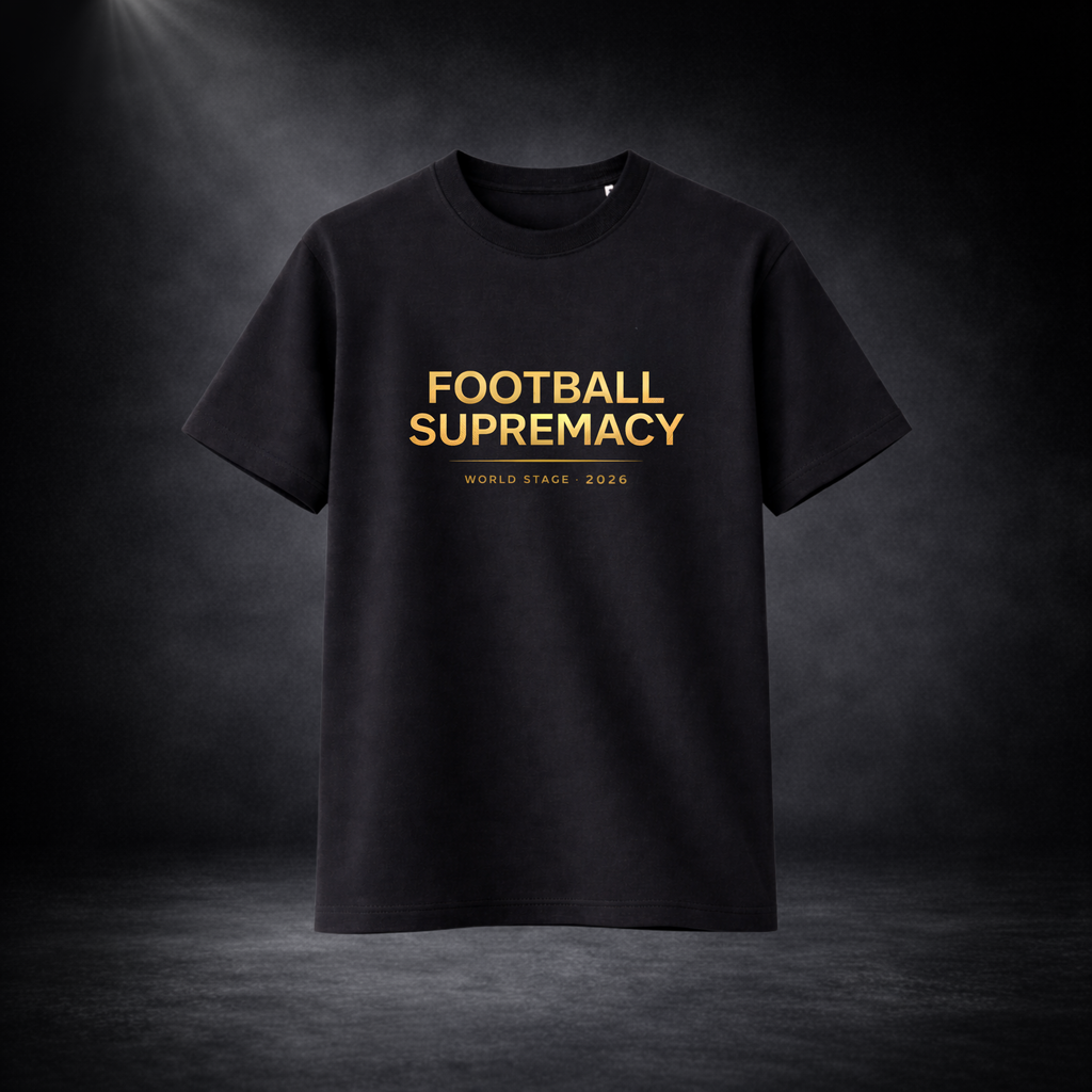Schwarzes T-Shirt freigestellt vor dunklem Studio-Hintergrund mit Spotlight, goldener Aufdruck „Football Supremacy – World Stage 2026“ auf der Vorderseite