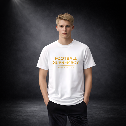 Junger Mann mit blondem Haar trägt ein weißes T-Shirt mit goldenem Schriftzug „FOOTBALL SUPREMACY – WORLD STAGE 2026“, stehend vor dunklem Studio-Hintergrund mit weichem Spotlight, Hände in den Hosentaschen