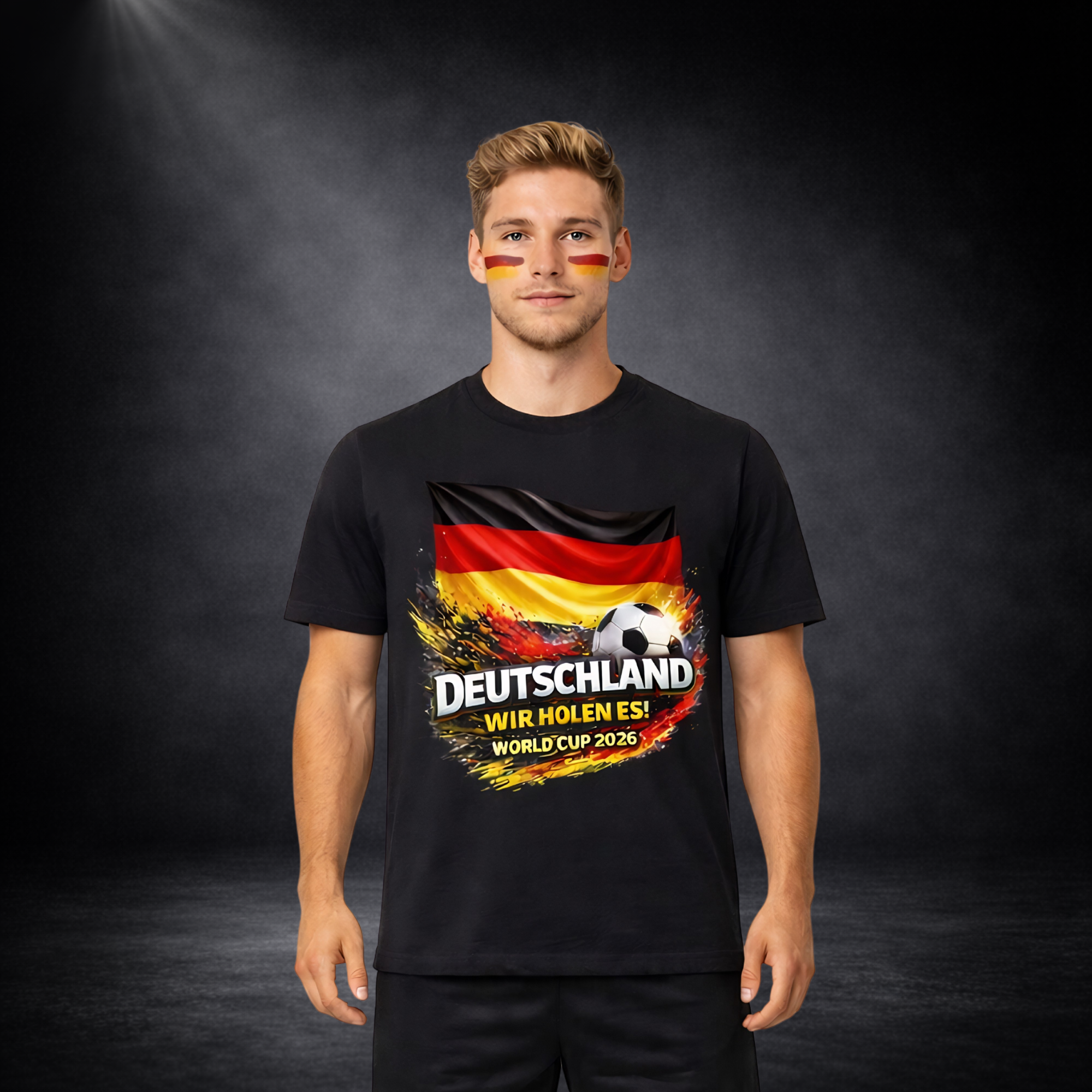 Junger Mann mit Deutschland Fan T-Shirt schwarz, Fußball WM 2026 Design mit deutscher Flagge und Ball, Aufdruck „Deutschland Wir holen es“, Fanartikel Herren Shirt Frontansicht für Online Shop