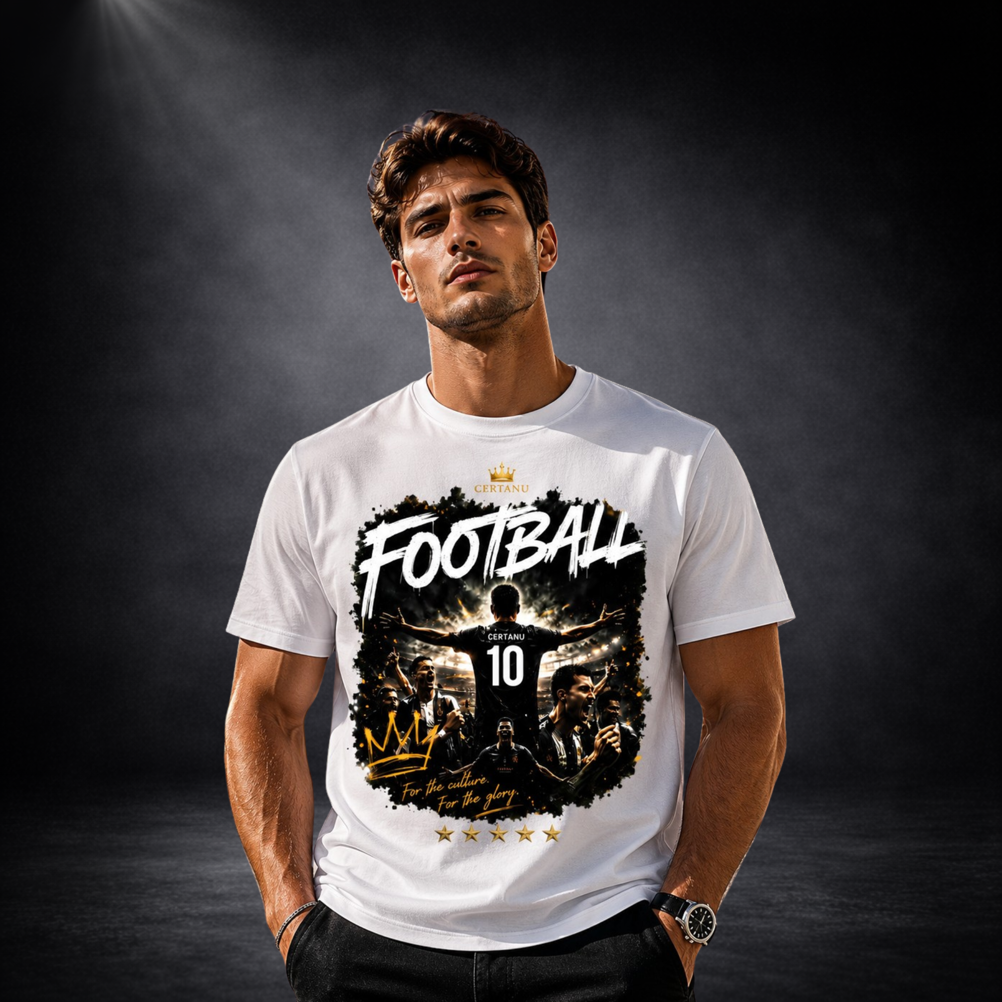 Junger Mann trägt ein weißes CERTANU Football T-Shirt vor dunklem Studiohintergrund mit dramatischer Beleuchtung. Das Frontdesign zeigt einen Fußballspieler mit der Rückennummer 10 im Stadion, umgeben von jubelnden Fans und einem modernen Football-Artwork in Schwarz, Weiß und Gold. Der große Schriftzug „FOOTBALL“ dominiert das Design, ergänzt durch eine goldene Krone, fünf Sterne und den Slogan „For the culture. For the glory.“ Die hochwertige Produktaufnahme hebt Passform, Druckqualität und die Premium-Opt