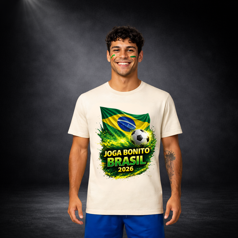 Mann trägt beiges Fußball T-Shirt mit Brasilien Design „Joga Bonito Brasil 2026“, Fan Shirt mit Brasilien Flagge und Fußball, sportlicher Look für WM 2026, modernes Streetwear Outfit für Fußballfans