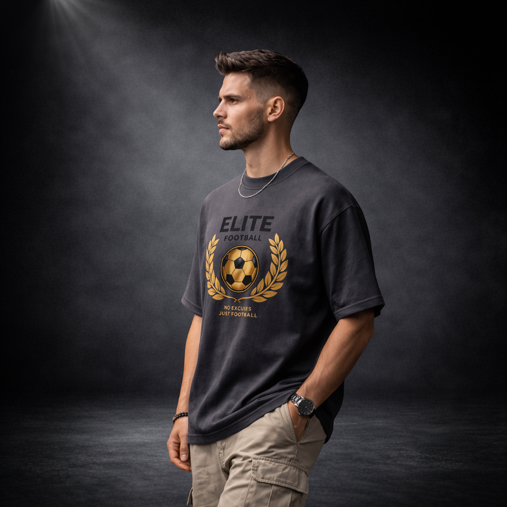 Herren Oversized T-Shirt schwarz mit goldenem Fußball-Print „Elite Football“, Model Seitenansicht, Premium Streetwear auf dunklem Studiohintergrund