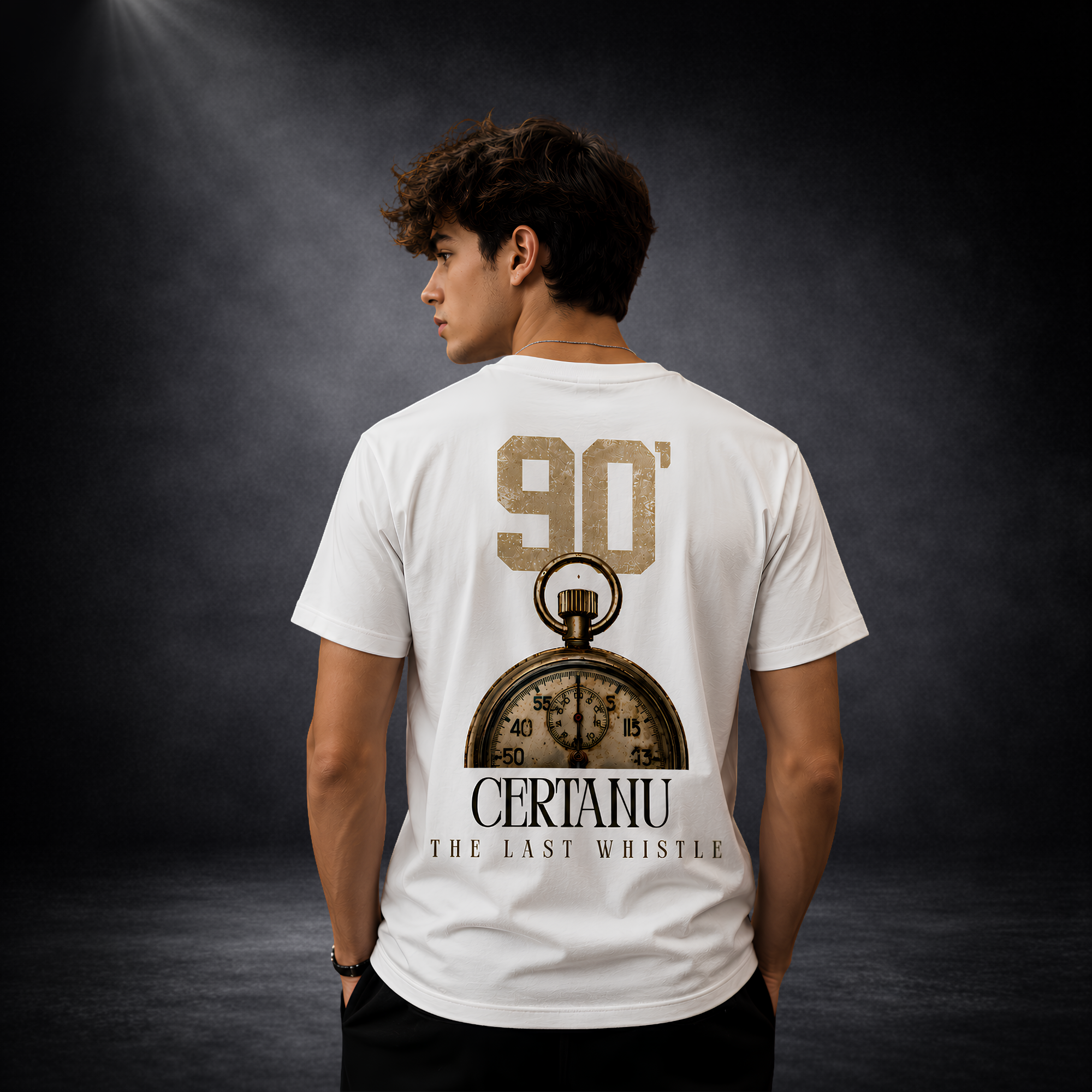 Rückansicht eines jungen Mannes mit weißem Premium T-Shirt aus der CERTANU Football Collection. Der große Backprint zeigt die Zahl „90’“, eine klassische Fußball-Schiedsrichteruhr und den Schriftzug „CERTANU – The Last Whistle“. Das Design symbolisiert den Schlusspfiff, emotionale Fußballmomente und unvergessliche Erinnerungen auf dem Spielfeld. Hochwertiges Fußball-Streetwear-Shirt im modernen Lifestyle-Look für Fans, Spieler und Liebhaber exklusiver Fußballmode. Inspiriert von Leidenschaft, Tradition und 