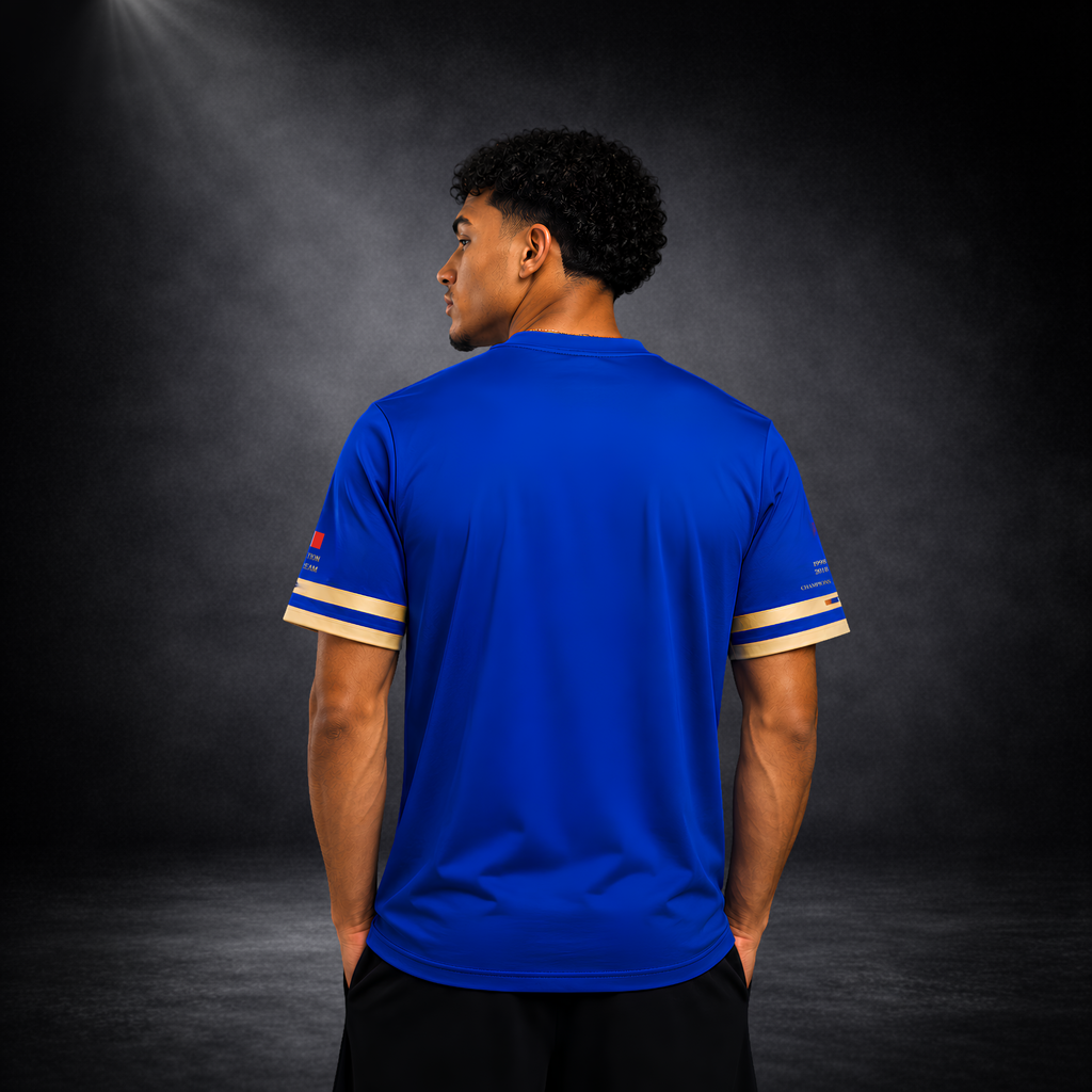 Rückenansicht eines jungen männlichen Models mit einem blauen CERTANU Frankreich Premium Fußballshirt vor dunklem Studiohintergrund. Das minimalistische Rückendesign betont die kräftige königsblaue Farbe sowie die hochwertigen goldfarbenen Ärmelabschlüsse mit feinen französischen Flaggen-Details und Weltmeisterschafts-Akzenten. Die schlichte Rückseite sorgt für einen modernen, eleganten Look und eignet sich ideal für Alltag, Stadionbesuche, Public Viewing, Training und Freizeit. Hochwertiges Frankreich Fan-