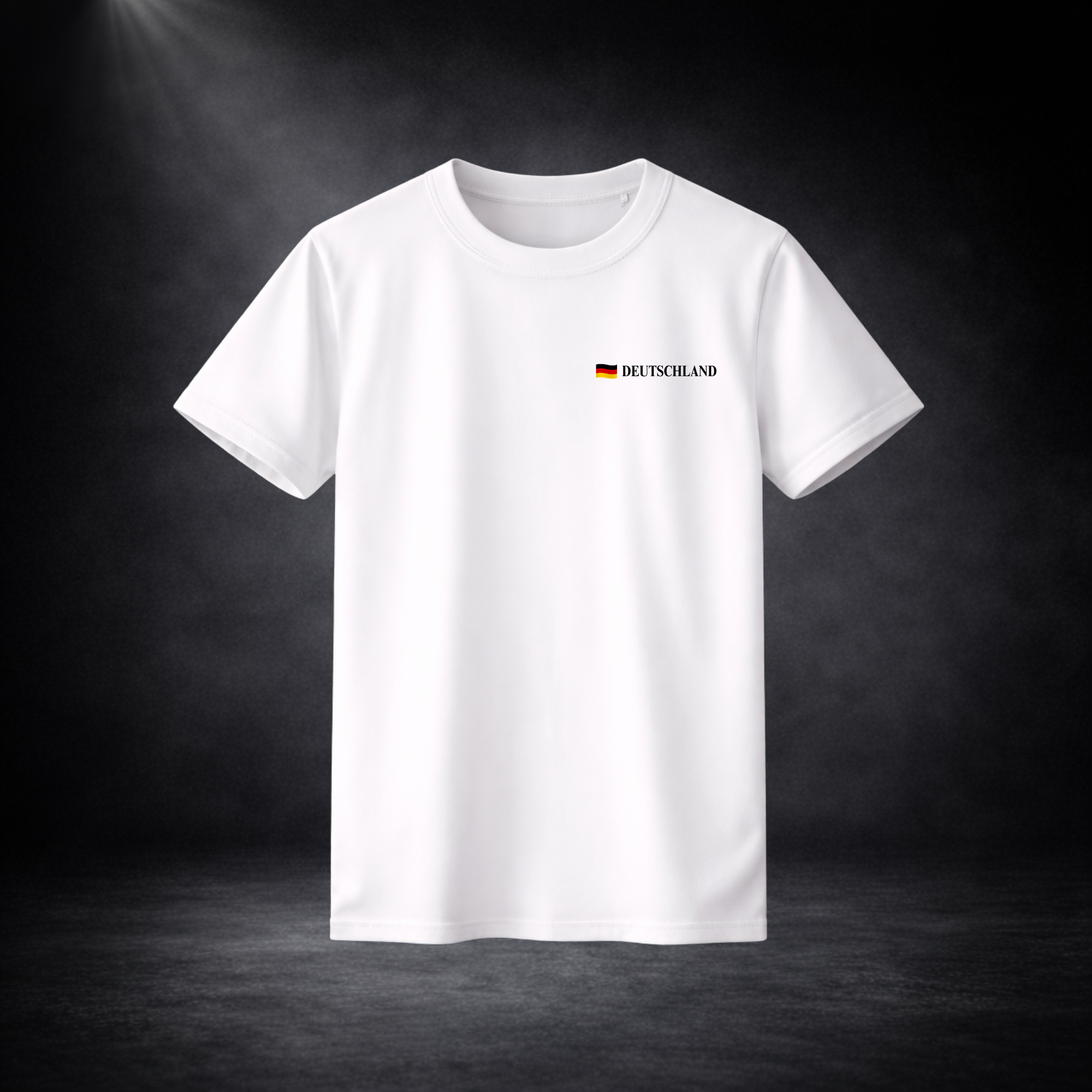 Weißes Deutschland T-Shirt mit kleinem Flaggenlogo und Schriftzug „Deutschland“, minimalistisches Herren Shirt für Fußball Fans, WM 2026 Fanwear, Frontansicht auf dunklem Studio Hintergrund