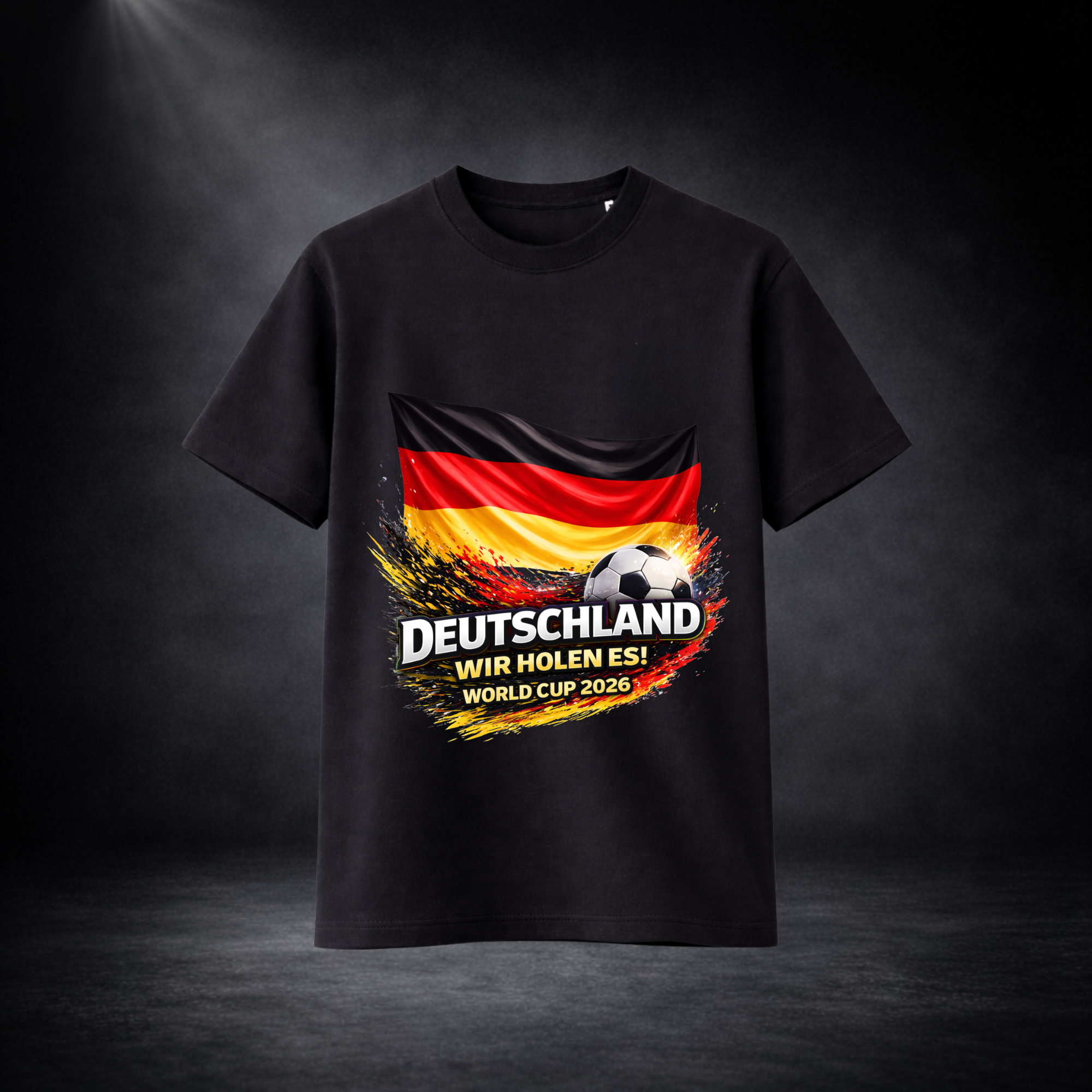Schwarzes Deutschland Fußball Fan T-Shirt mit WM 2026 Design, deutsche Flagge mit Ball und Aufdruck „Deutschland Wir holen es“, Herren Shirt Frontansicht auf dunklem Hintergrund, hochwertiger Fanartikel für Fußballfans