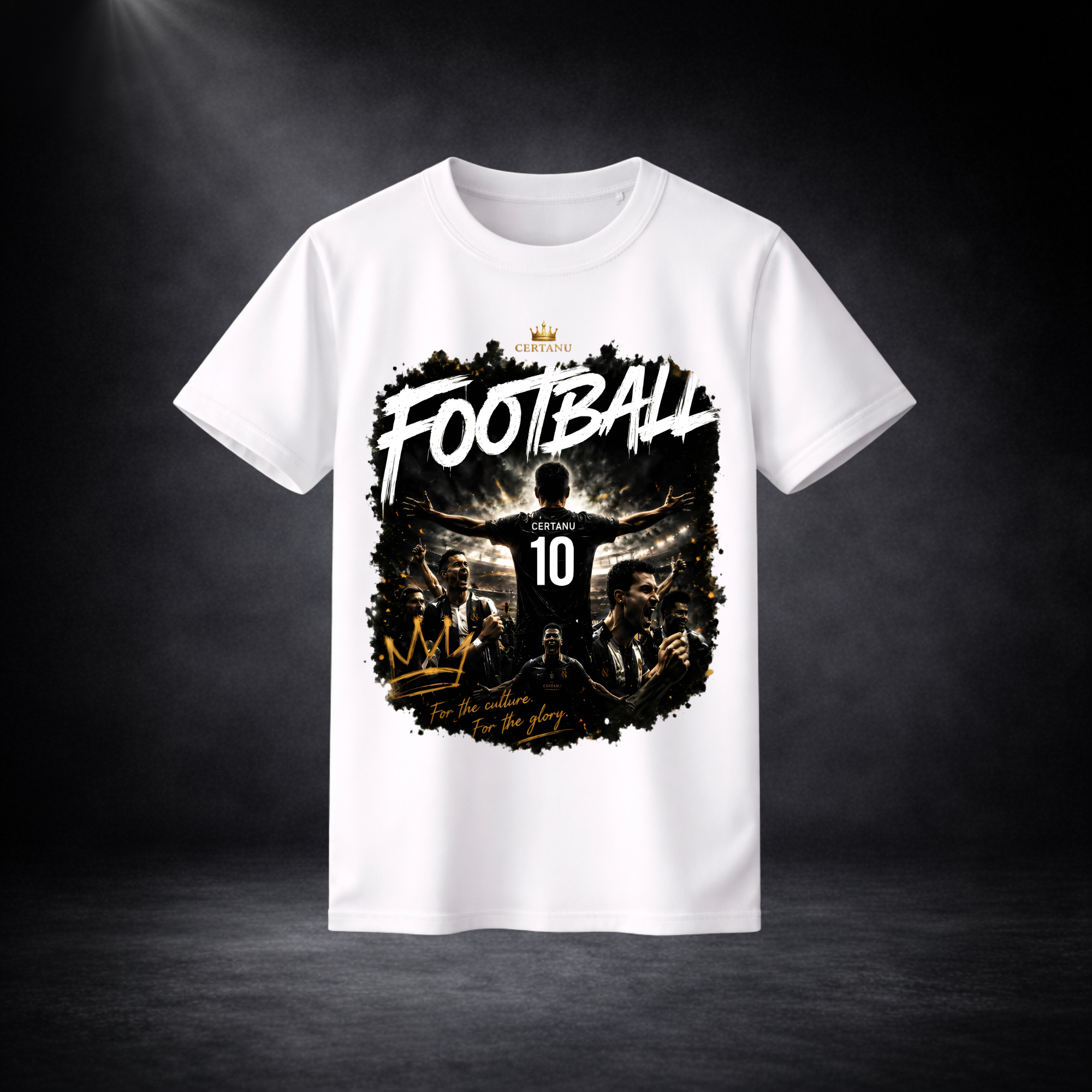 Weißes CERTANU Football T-Shirt mit großem Vintage-Fußballmotiv, Spieler mit Rückennummer 10 vor Stadionkulisse, Premium Fußball Streetwear Design mit goldenen Akzenten, freigestelltes Produktbild vor dunklem Hintergrund.