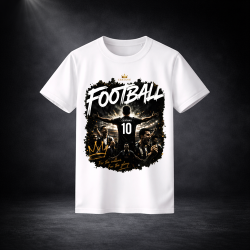 Weißes CERTANU Football T-Shirt mit großem Vintage-Fußballmotiv, Spieler mit Rückennummer 10 vor Stadionkulisse, Premium Fußball Streetwear Design mit goldenen Akzenten, freigestelltes Produktbild vor dunklem Hintergrund.
