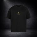Schwarzes CERTANU Oversized Premium T-Shirt mit minimalistischem goldenen Logo auf der Brust. Das elegante Design kombiniert Krone, CERTANU-Schriftzug und dezente Luxury-Football-Elemente. Hochwertiges Herren-Shirt im modernen Streetwear-Stil, Premium Baumwolle, Oversized Fit und exklusiver Fußball-Lifestyle-Look für Alltag, Stadion und Freizeit.