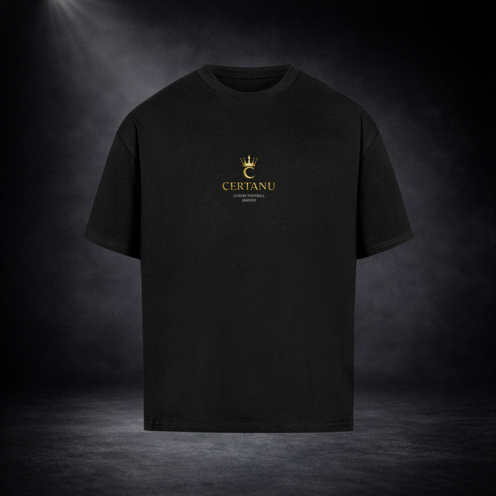 Schwarzes CERTANU Oversized Premium T-Shirt mit minimalistischem goldenen Logo auf der Brust. Das elegante Design kombiniert Krone, CERTANU-Schriftzug und dezente Luxury-Football-Elemente. Hochwertiges Herren-Shirt im modernen Streetwear-Stil, Premium Baumwolle, Oversized Fit und exklusiver Fußball-Lifestyle-Look für Alltag, Stadion und Freizeit.