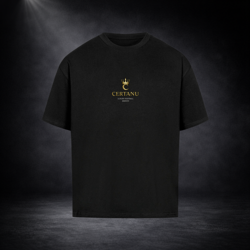 Schwarzes CERTANU Oversized Premium T-Shirt mit minimalistischem goldenen Logo auf der Brust. Das elegante Design kombiniert Krone, CERTANU-Schriftzug und dezente Luxury-Football-Elemente. Hochwertiges Herren-Shirt im modernen Streetwear-Stil, Premium Baumwolle, Oversized Fit und exklusiver Fußball-Lifestyle-Look für Alltag, Stadion und Freizeit.