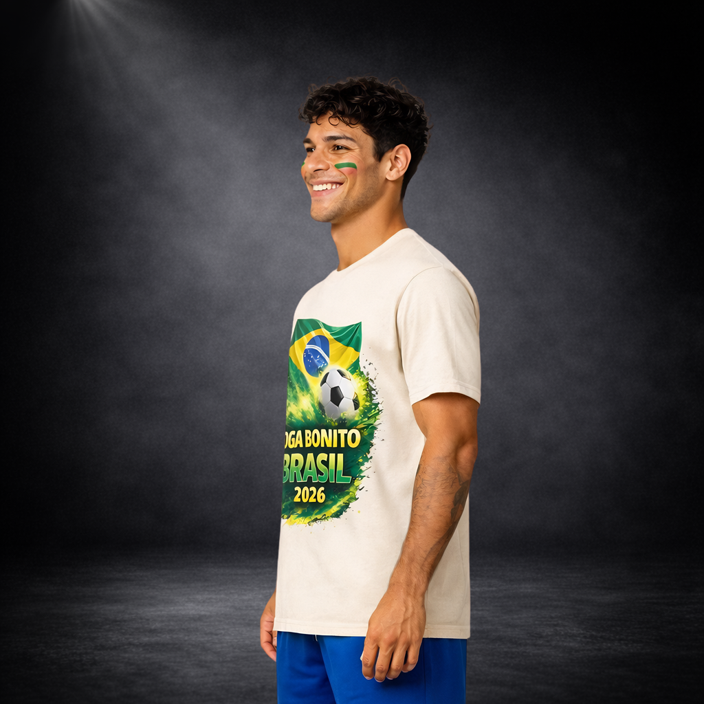Seitenansicht eines Mannes mit beigem Brasilien Fußball T-Shirt „Joga Bonito Brasil 2026“, Fan Shirt mit Flagge und Ball, sportlicher WM 2026 Look, modernes Streetwear Outfit für Fußballfans