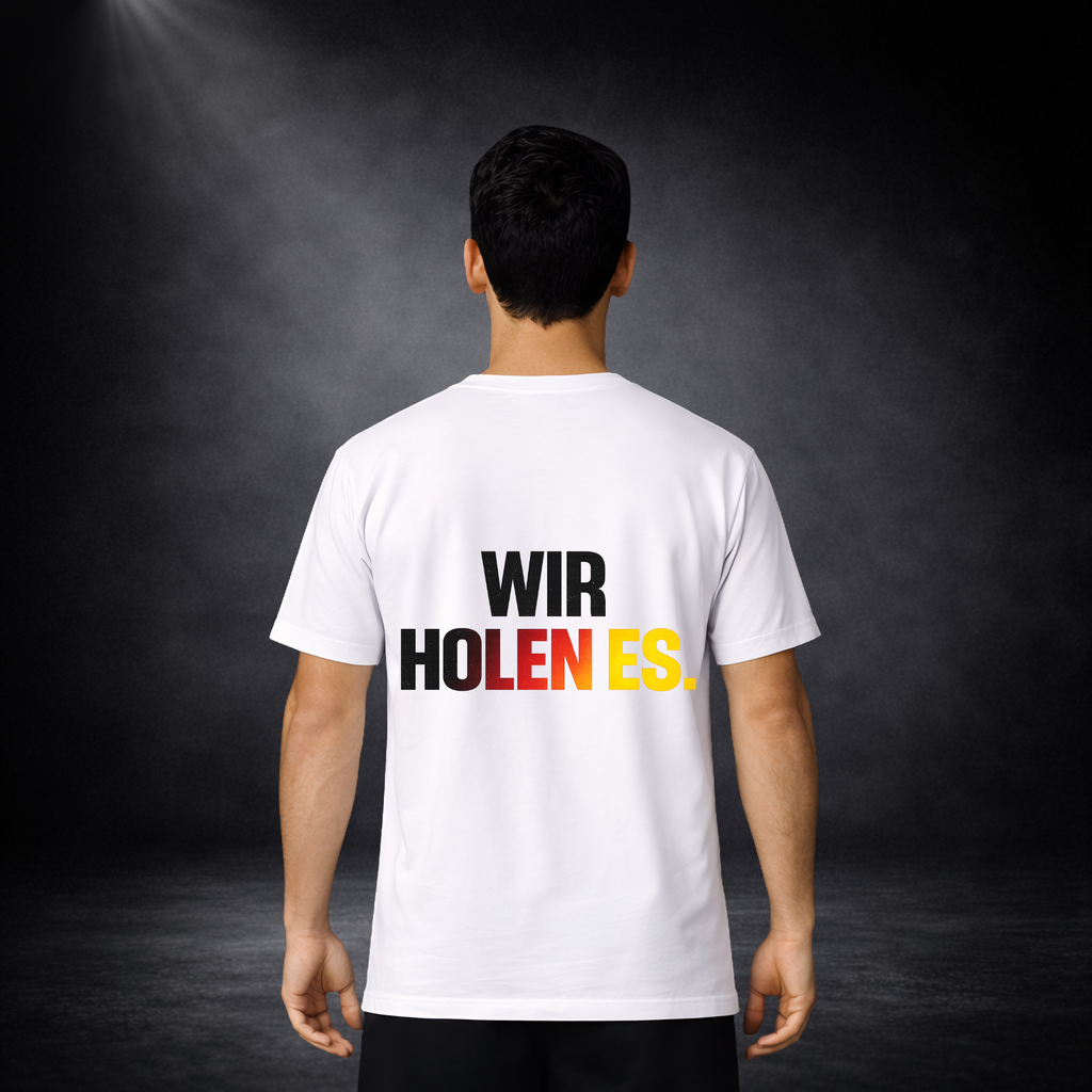 Rückansicht eines Mannes im weißen Deutschland Fan T-Shirt mit großem „WIR HOLEN ES.“ Print in Schwarz, Rot und Gelb, minimalistisches Fußball WM 2026 Design vor dunklem Studio Hintergrund