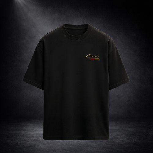 Minimalistisches schwarzes CERTANU Oversized T-Shirt als Freisteller vor dunklem Studiohintergrund. Das Premium-Shirt verfügt über ein kleines goldenes CERTANU-Logo auf der linken Brust mit dezentem Akzent in Schwarz, Rot und Gold. Moderner Oversized-Schnitt, hochwertige Baumwolloptik und zeitloses Streetwear-Design für Fußballfans und den Alltag. Elegantes Produktbild mit Fokus auf Qualität, Passform und exklusivem CERTANU-Branding.