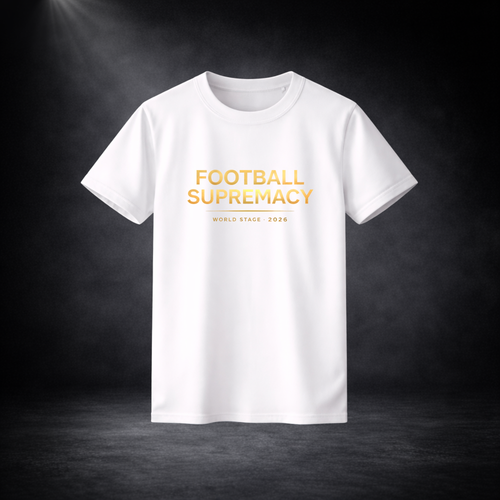 Weißes T-Shirt mit goldenem Schriftzug „FOOTBALL SUPREMACY – WORLD STAGE 2026“ auf der Vorderseite, mittig dargestellt vor dunklem Studio-Hintergrund mit sanftem Spotlight und leichtem Nebeleffekt