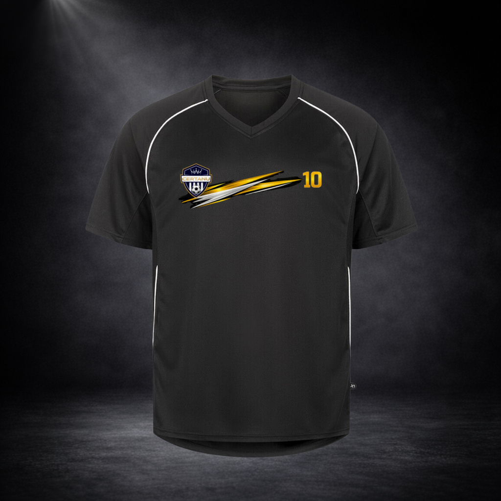 Schwarzes Fußball-Trikot in Frontansicht mit V-Ausschnitt, CERTANU-Logo auf der Brust, gold-weißem Streifen-Design und Nummer 10, vor dunklem Studio-Hintergrund