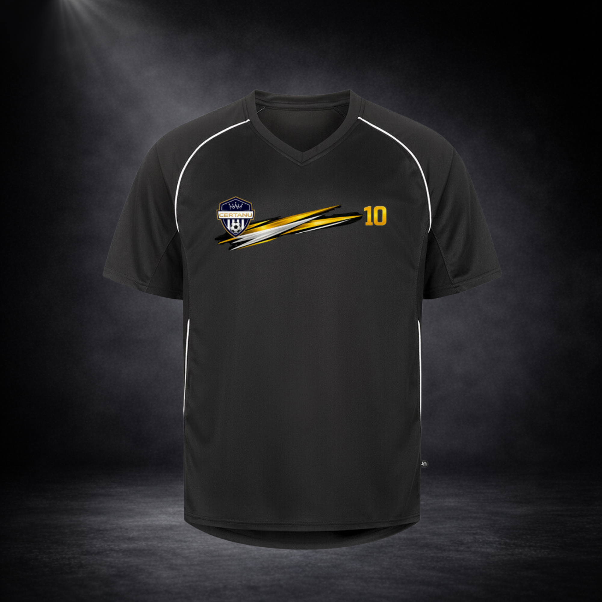 Schwarzes Fußball-Trikot in Frontansicht mit V-Ausschnitt, CERTANU-Logo auf der Brust, gold-weißem Streifen-Design und Nummer 10, vor dunklem Studio-Hintergrund