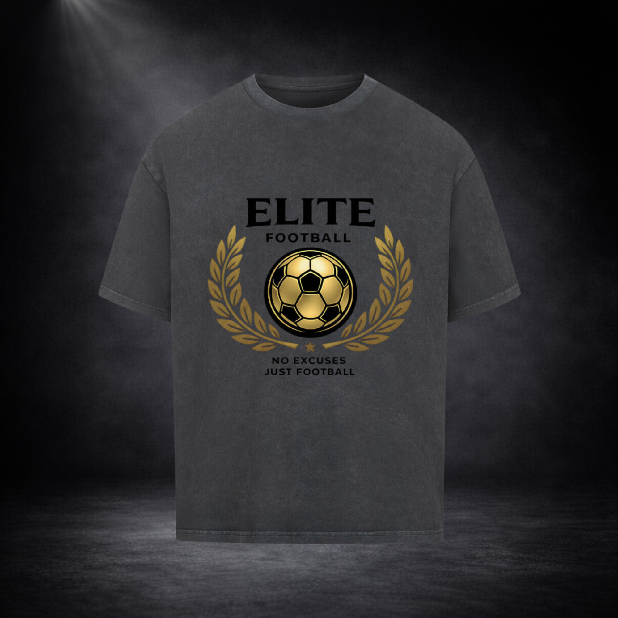 Schwarzes Oversized T-Shirt mit goldenem „Elite Football“ Fußball-Print, freigestelltes Produktbild auf dunklem Hintergrund, Premium Streetwear Design
