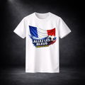 Weißes T-Shirt mit großem Frontprint: Frankreich-Flagge, dynamische Farbspritzer, Fußball und Schriftzug „ALLEZ LES BLEUS – WORLD CUP 2026“ vor dunklem Studio-Hintergrund