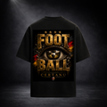 Schwarzes CERTANU Oversized T-Shirt mit großem FOOTBALL-Rückenprint vor dunklem Studiohintergrund. Das Design zeigt den goldenen Schriftzug „FOOTBALL“, ein realistisches Auge mit Fußball als Iris, vier goldene Sterne sowie Akzente in Schwarz, Rot und Gold. Darunter befinden sich der CERTANU-Schriftzug und der Slogan „Leidenschaft · Ein Team · Ein Ziel“. Premium Streetwear für Fußballfans mit auffälligem Rückenmotiv, modernem Oversized-Fit und hochwertiger Verarbeitung – ideal für Stadion, Freizeit und Allta