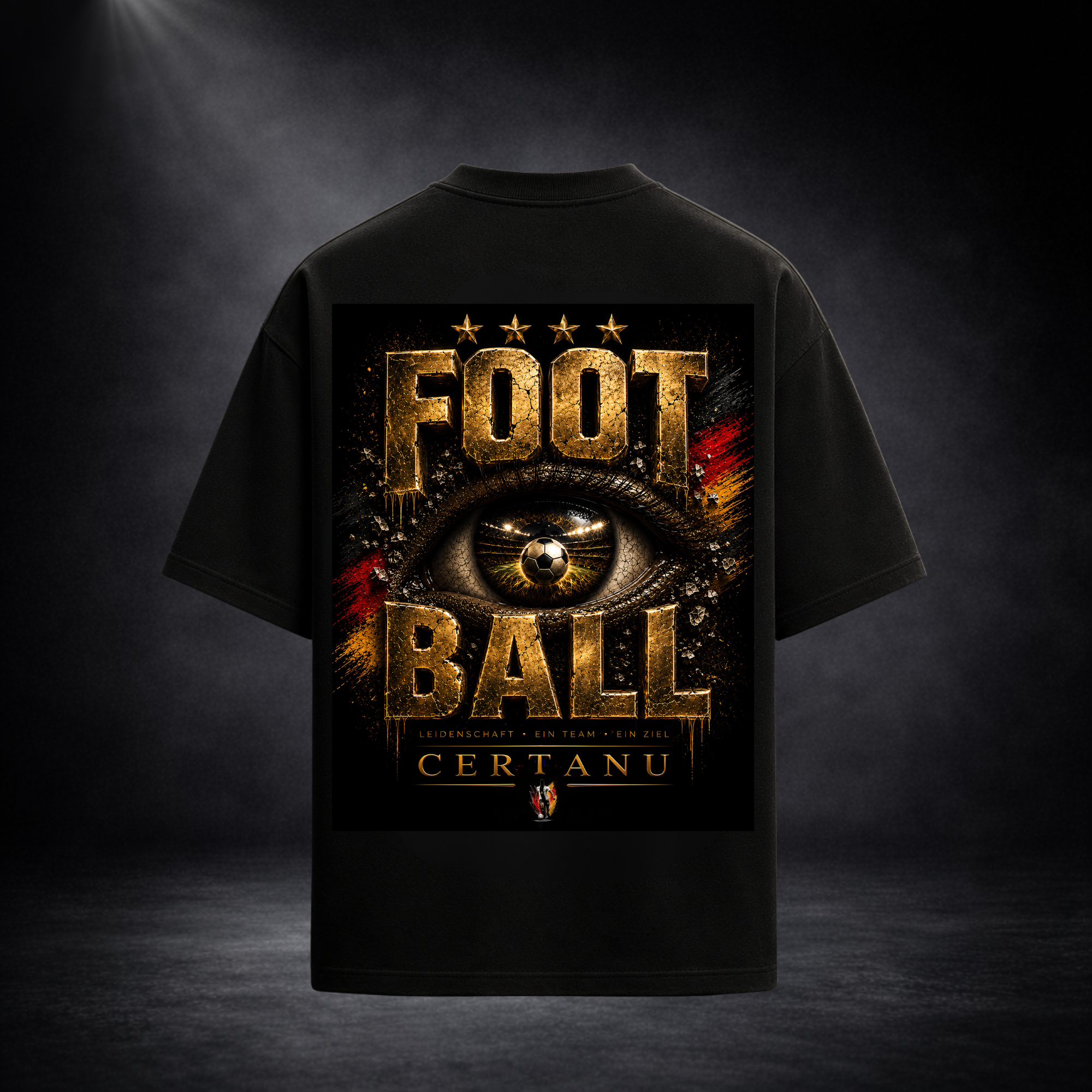 Schwarzes CERTANU Oversized T-Shirt mit großem FOOTBALL-Rückenprint vor dunklem Studiohintergrund. Das Design zeigt den goldenen Schriftzug „FOOTBALL“, ein realistisches Auge mit Fußball als Iris, vier goldene Sterne sowie Akzente in Schwarz, Rot und Gold. Darunter befinden sich der CERTANU-Schriftzug und der Slogan „Leidenschaft · Ein Team · Ein Ziel“. Premium Streetwear für Fußballfans mit auffälligem Rückenmotiv, modernem Oversized-Fit und hochwertiger Verarbeitung – ideal für Stadion, Freizeit und Allta