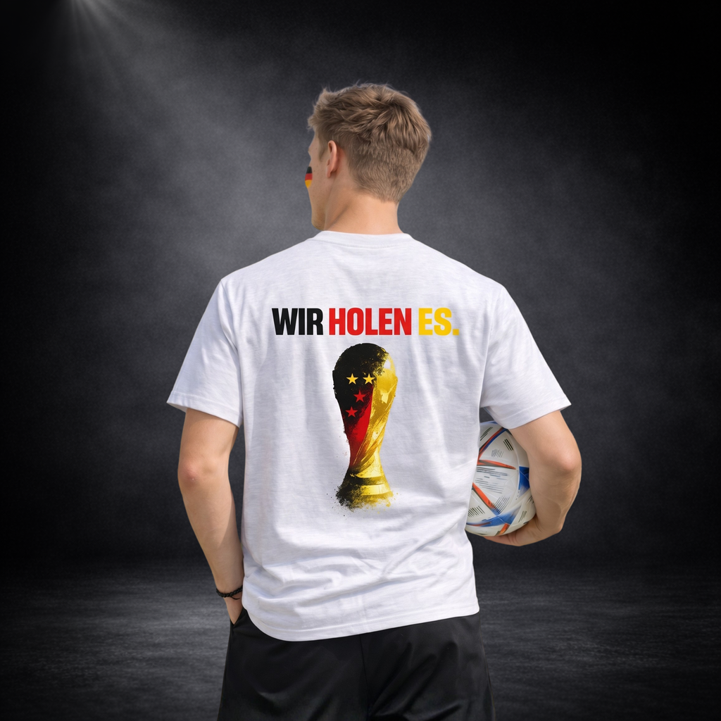 Rückansicht eines Deutschland Fußball Fans mit weißem T-Shirt, großem Backprint „Wir holen es.“ und WM Pokal Motiv in Deutschlandfarben, hält Fußball, WM 2026 Fan Outfit auf dunklem Studio Hintergrund