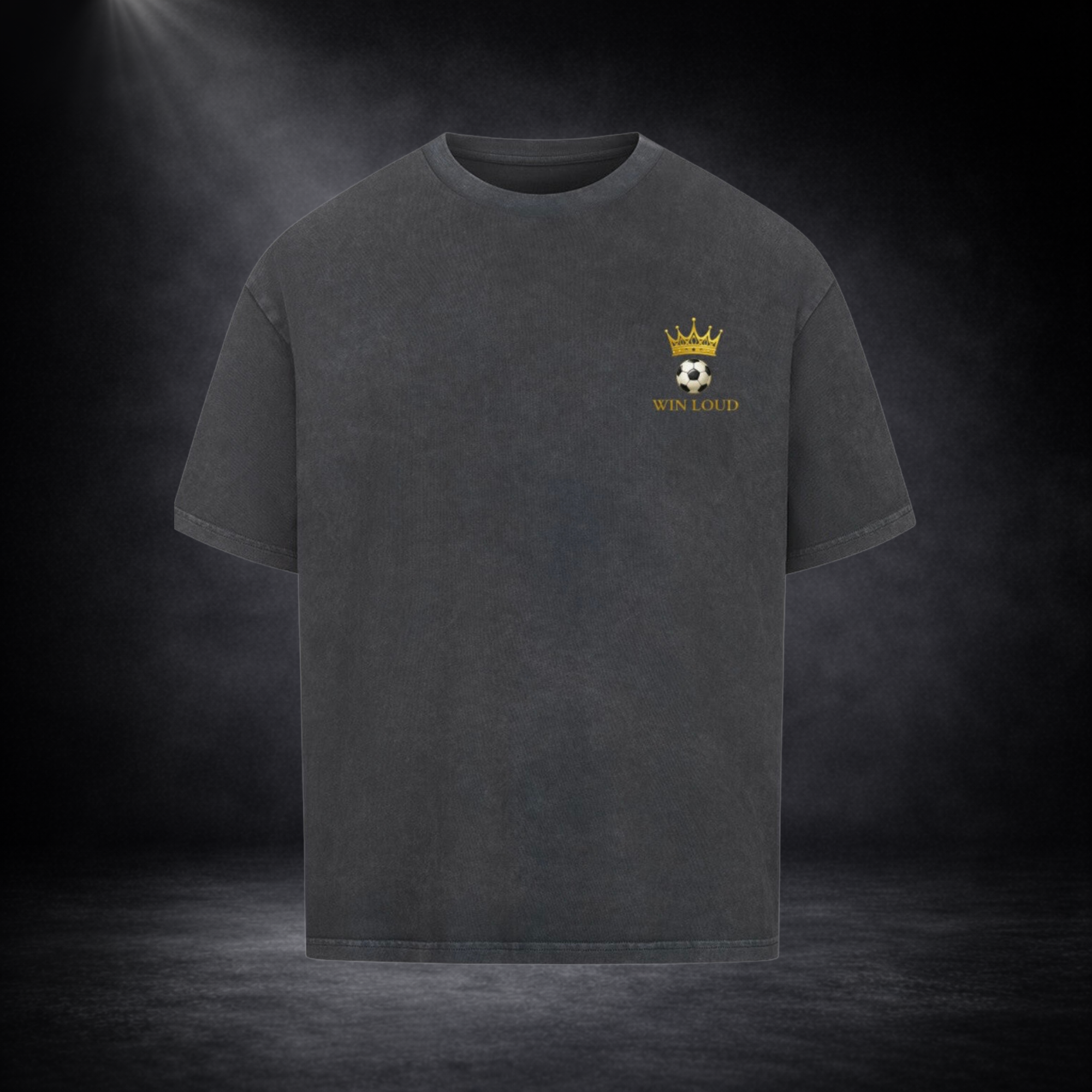Dunkelgraues oversized T-Shirt in Frontansicht mit kleinem goldenem Logo auf der Brust (Krone, Fußball und „WIN LOUD“), präsentiert vor dunklem Studio-Hintergrund