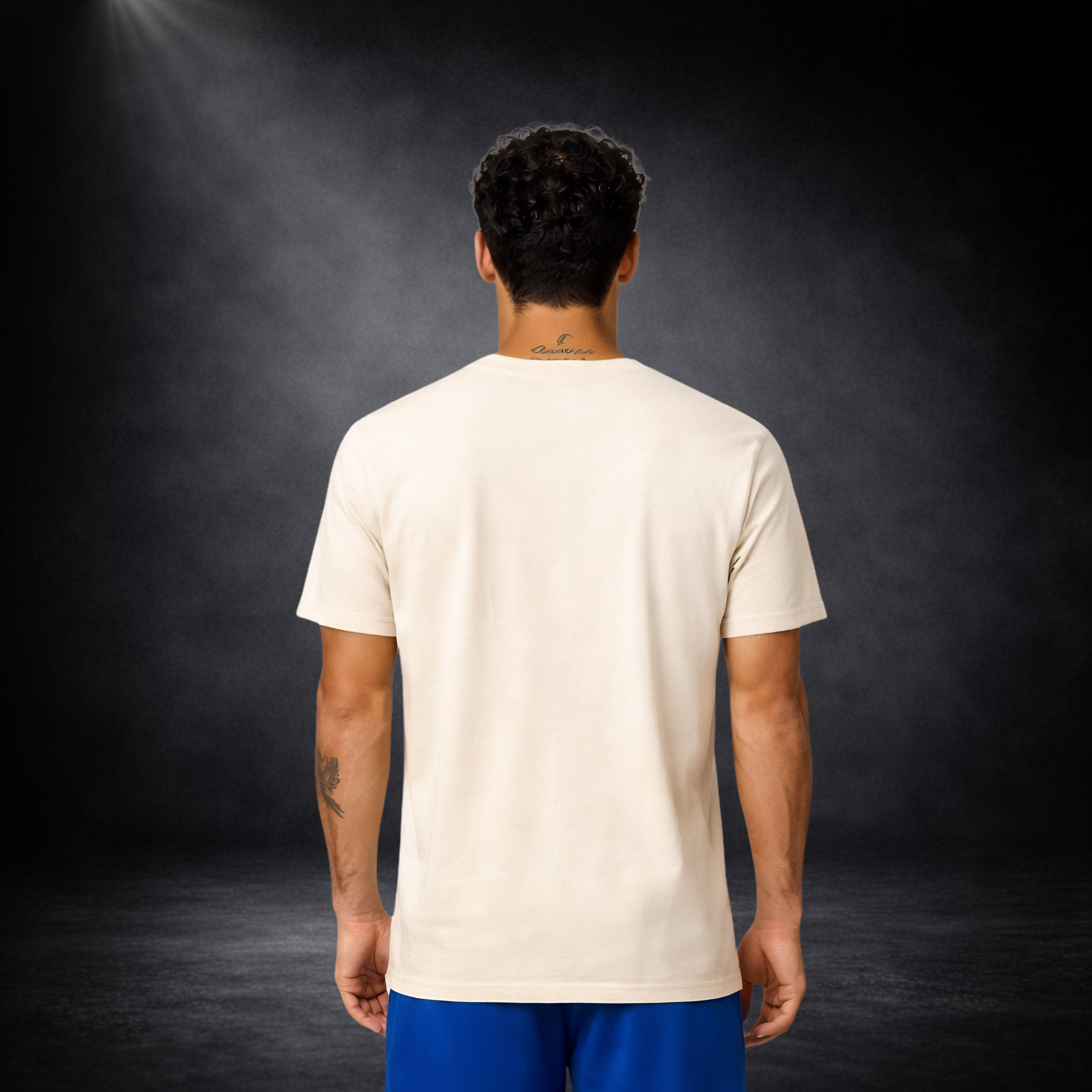 Rückansicht eines Mannes mit beigem T-Shirt ohne Druck, schlichtes Basic Shirt im Studio Hintergrund, minimalistisches Herren T-Shirt für Alltag und Streetwear Look