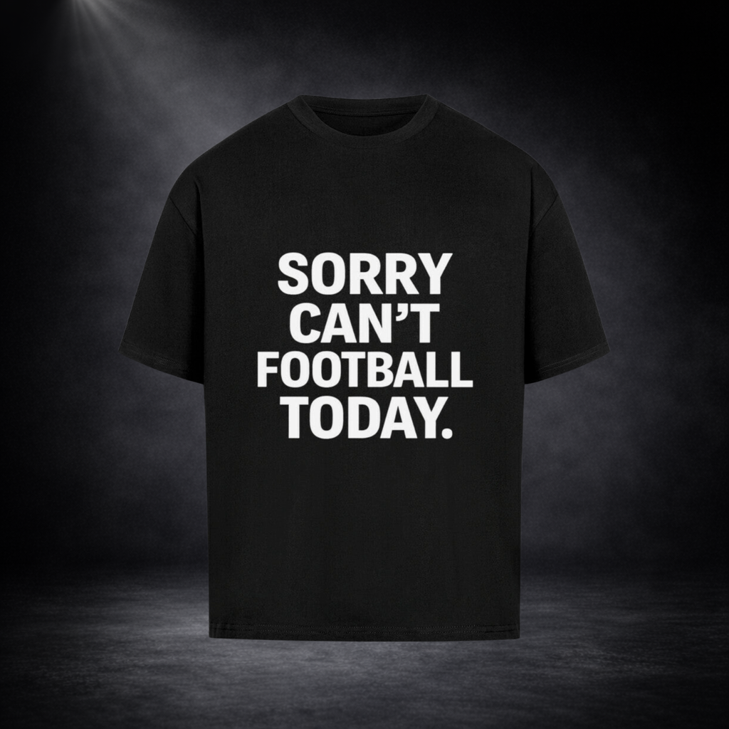 Schwarzes Oversized T-Shirt mit großem weißem Schriftzug „SORRY CAN’T FOOTBALL TODAY.“ auf der Vorderseite, minimalistisch inszeniert vor dunklem Studio-Hintergrund