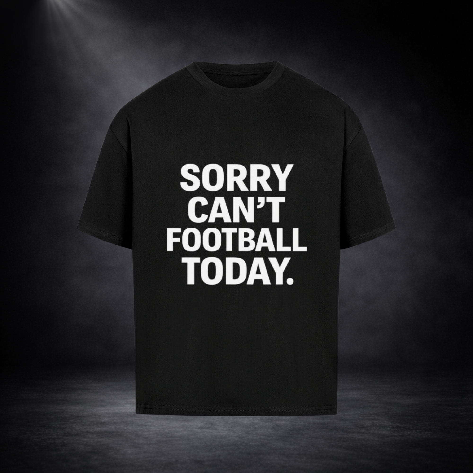 Schwarzes Oversized T-Shirt mit großem weißem Schriftzug „SORRY CAN’T FOOTBALL TODAY.“ auf der Vorderseite, minimalistisch inszeniert vor dunklem Studio-Hintergrund
