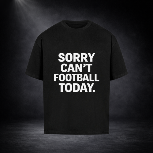 Schwarzes Oversized T-Shirt mit großem weißem Schriftzug „SORRY CAN’T FOOTBALL TODAY.“ auf der Vorderseite, minimalistisch inszeniert vor dunklem Studio-Hintergrund