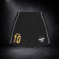 Schwarze CERTANU Fußballshorts mit goldener Nummer 10 und Logo, freigestellt vor dunklem Studio-Hintergrund