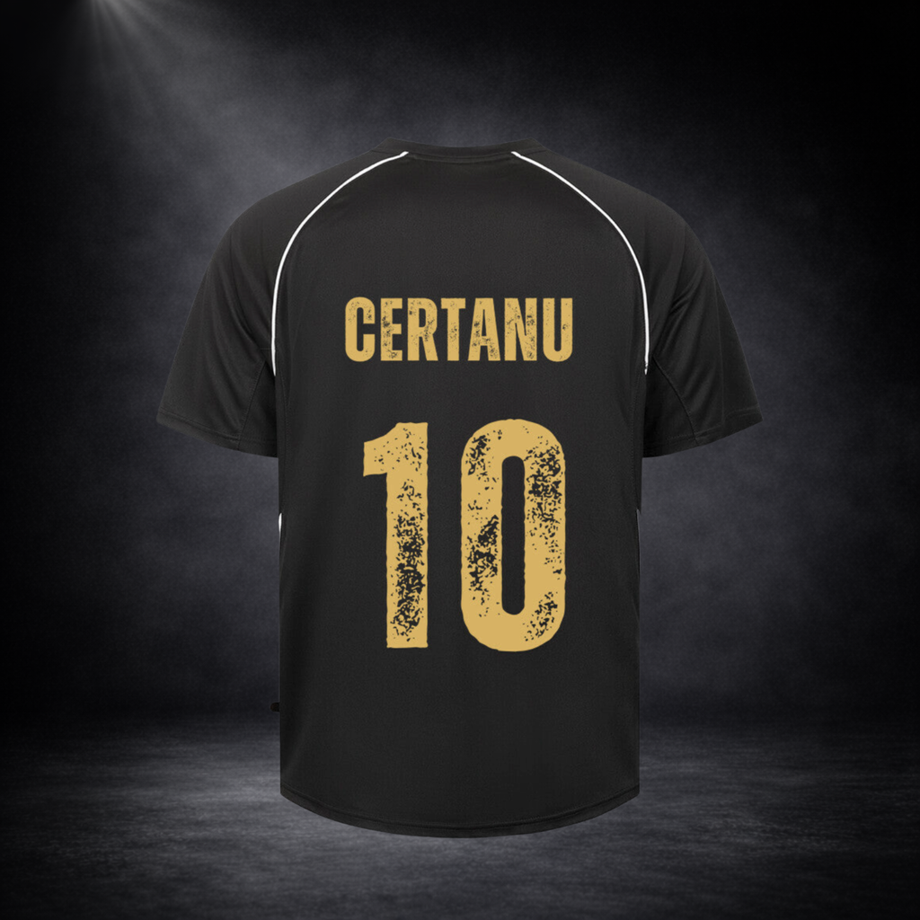 Schwarzes Fußball-Trikot in Rückansicht mit goldener Aufschrift „CERTANU“ und großer Nummer 10, vor dunklem Studio-Hintergrund