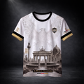 Weißes CERTANU Premium Fußballshirt mit exklusivem Deutschland-Design vor dunklem Studiohintergrund. Das Trikot zeigt einen großen stilisierten Adler, den Berliner Fernsehturm, das Brandenburger Tor, den Berliner Dom und das Olympiastadion in eleganten Schwarz-Weiß-Tönen. Gold-schwarze Details, CERTANU-Wappen, die Weltmeisterjahre 1954, 1974, 1990 und 2014 sowie der Schriftzug „4x World Champions“ unterstreichen den hochwertigen Premium-Look. Ideal für Deutschland-Fans, Fußballliebhaber und stilvolle Street